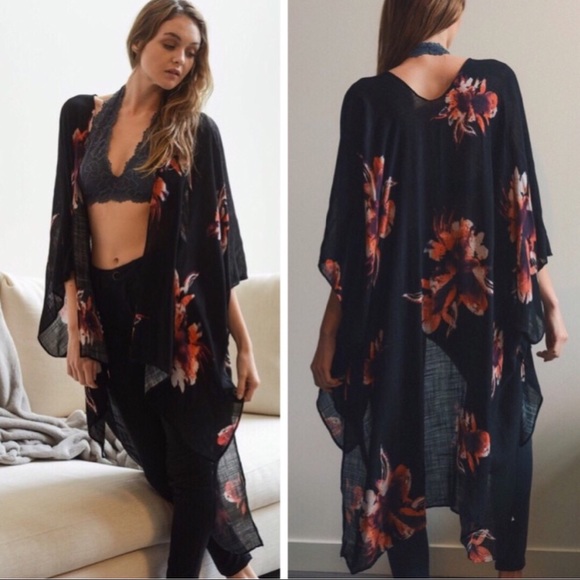 One left! 🌺black floral kimono🌺 - Picture 2 of 8